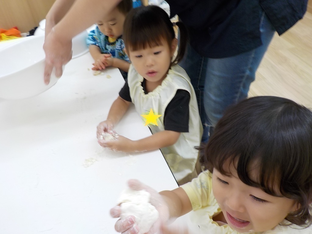 つき組　小麦粉粘土遊び