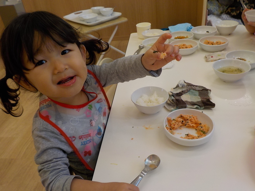 つき組の食事風景