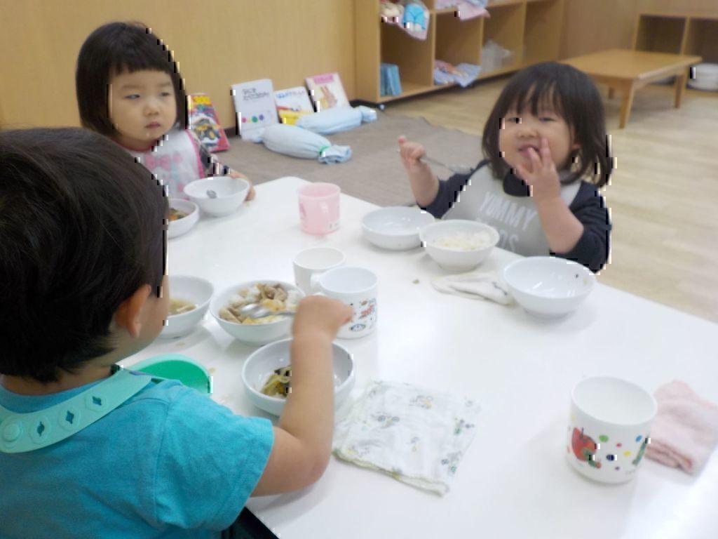 つき組の食事の様子