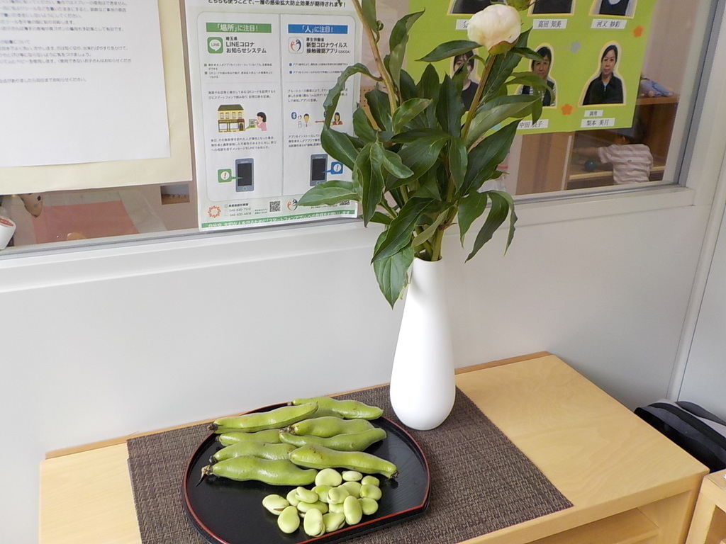 5月の室内装飾　　　　　　　　テーマ：小満・季節の野菜と花すばる組のようす