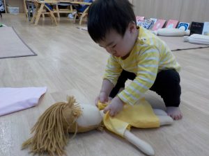 【ほし組】赤ちゃん(人形)との関わり