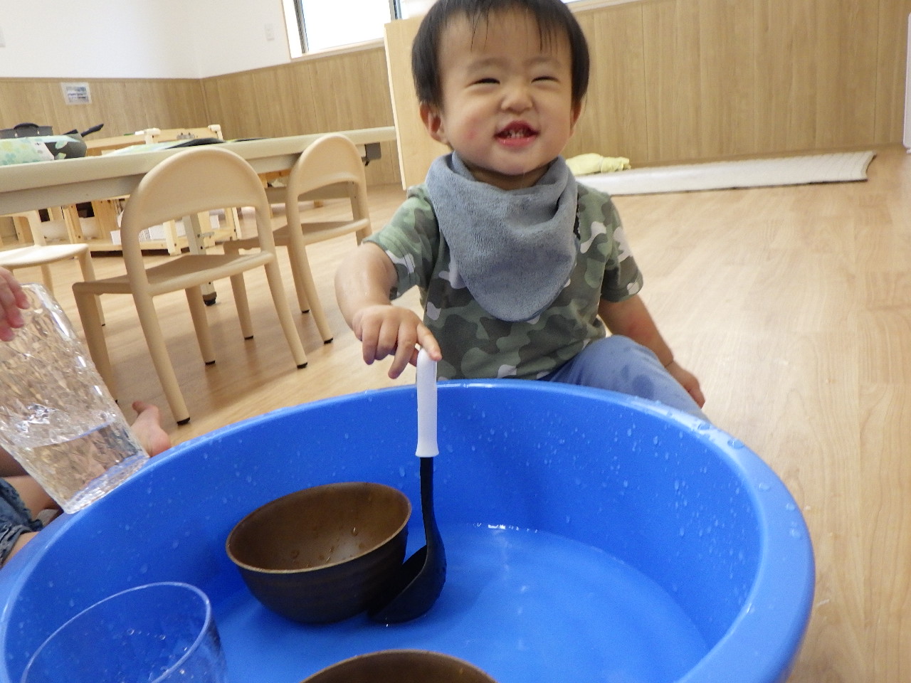 室内での水遊びの様子