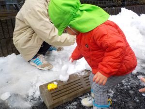 雪遊びの様子