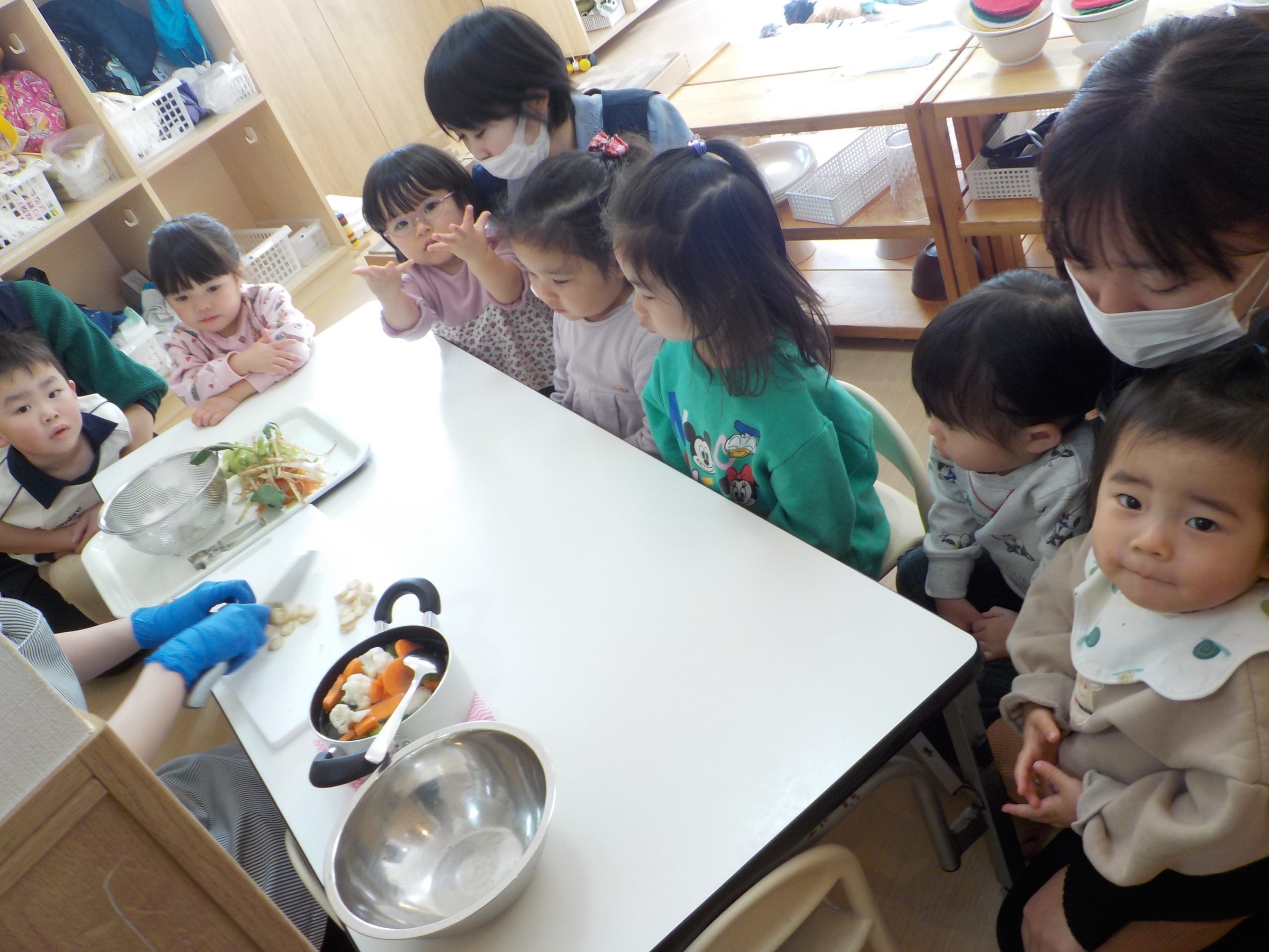 給食の調理に触れる　～ブロッコリーサラダ～