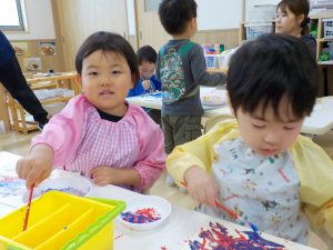 にじ組(3歳児)~絵の具🖌~
