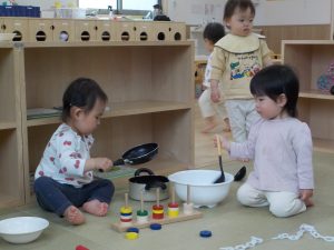 つき組の生活面とあそびの様子(1歳児)