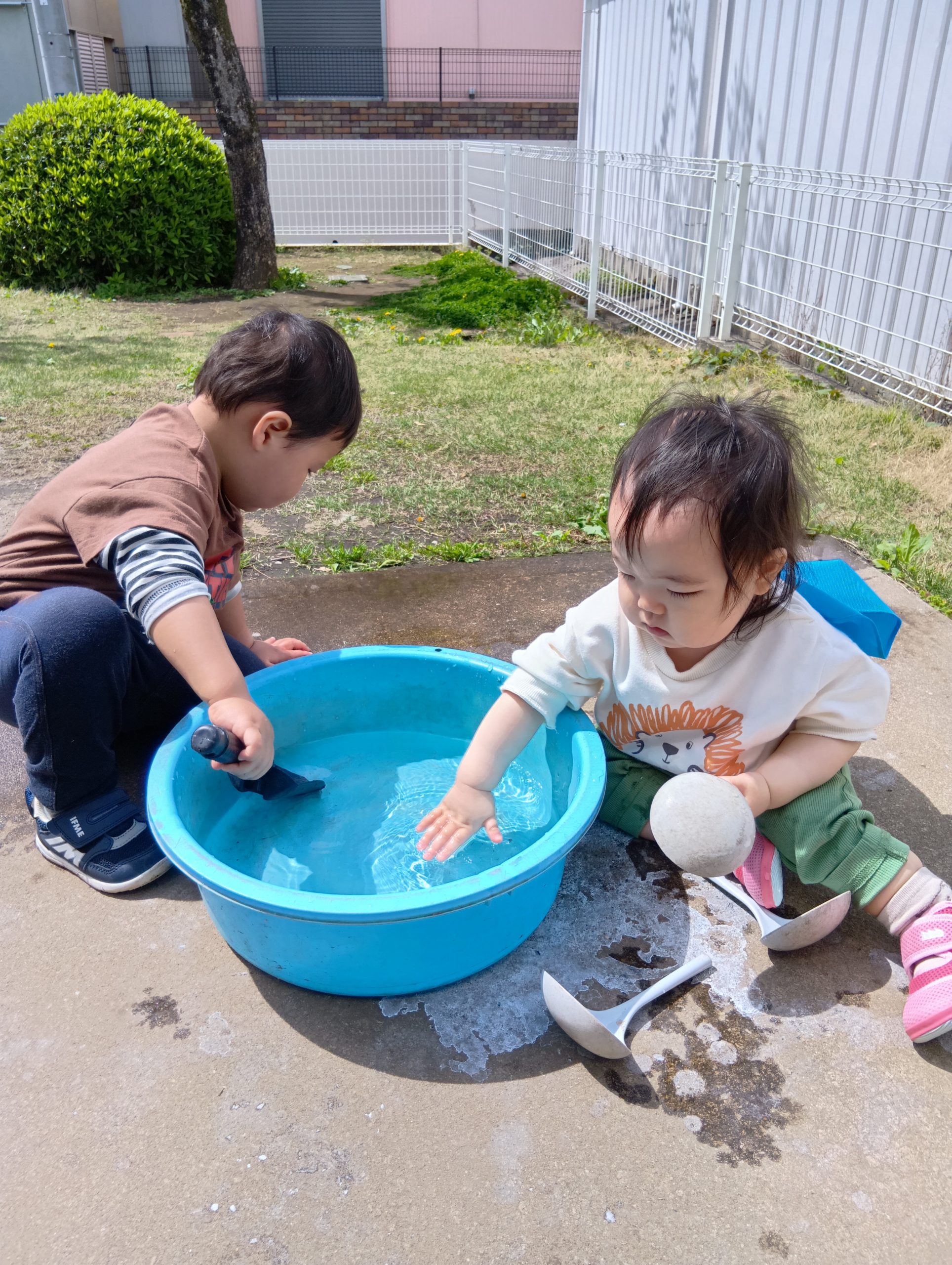 園庭での様子(つき組)